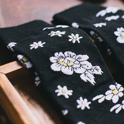 Men's Little White Daisy Black Crew Socks